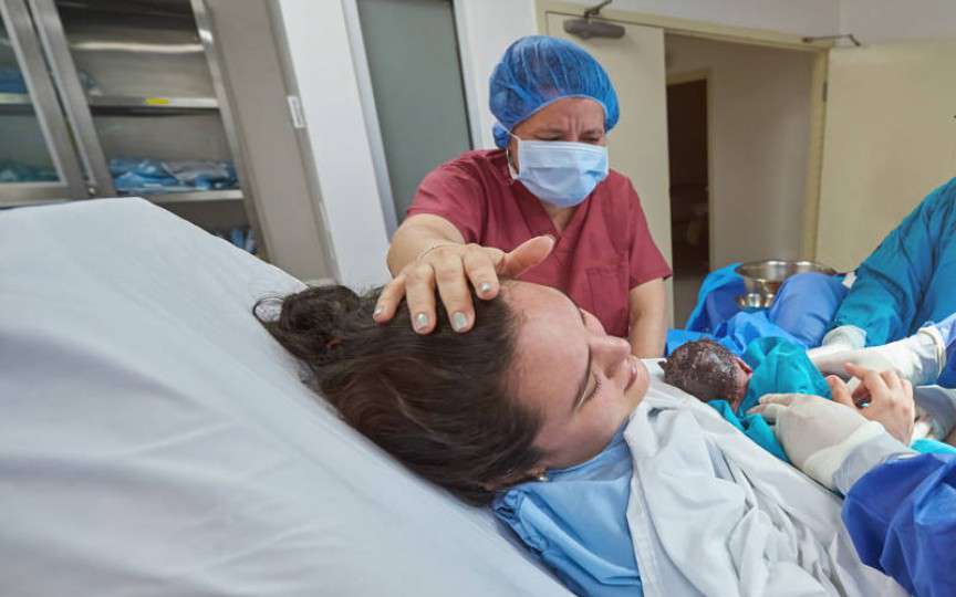 Naștere după gripă în sarcină: Mă întrebau din ușă dacă sunt ok și dacă am nevoie de ceva. Mă simțeam de parcă aveam ciumă