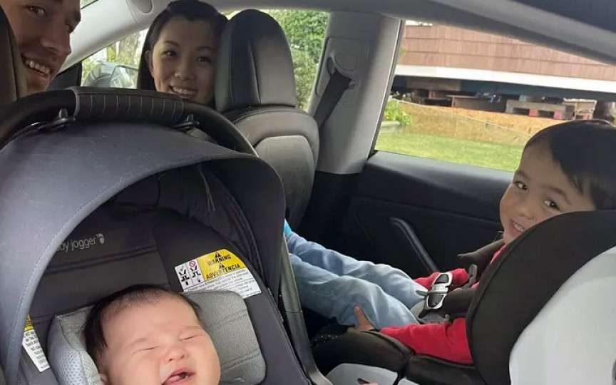 Un bebeluș s-a născut pe bancheta din față a unei mașini aflate pe funcția autopilot