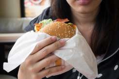 Mâncarea de tip fast-food consumată înainte de sarcină poate afecta alăptarea, spune un nou studiu
