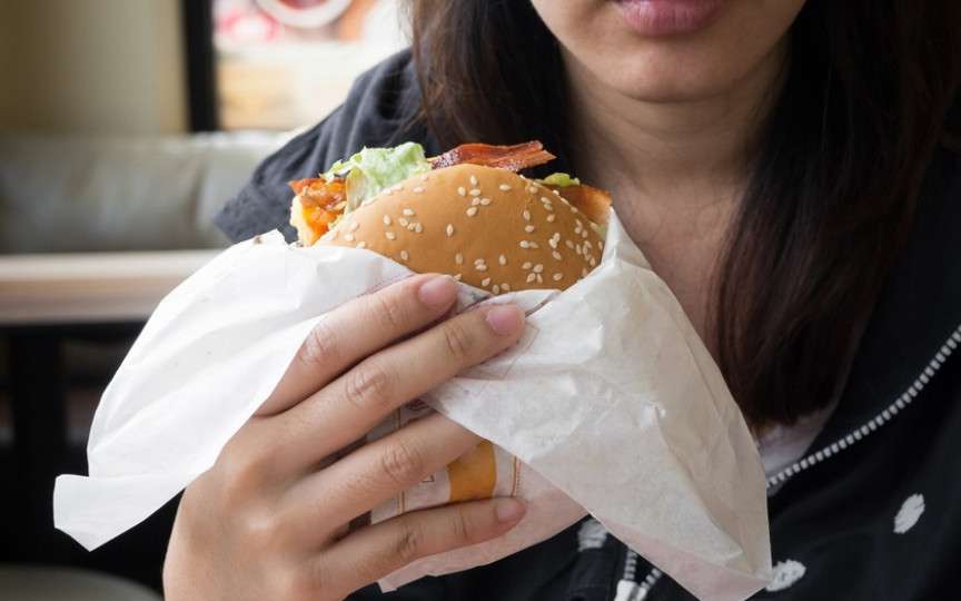 Mâncarea de tip fast-food consumată înainte de sarcină poate afecta alăptarea, spune un nou studiu