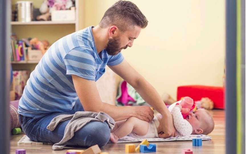 În ce condiții se acordă indemnizația paternală la nașterea copilului