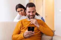 5 semne secrete că partenerul tău te spionează prin telefon