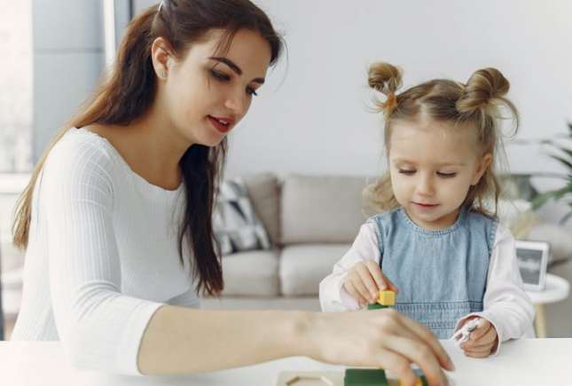 10 fraze Montessori pe care să le folosești în loc de banalul „Bravo!”