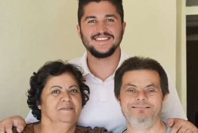 Un tată cu sindromul Down a crescut un fiu care a devenit doctor: „Nu cred că aș fi îndrăgit viața atât de mult dacă nu îl aveam pe tatăl meu iubit și special”