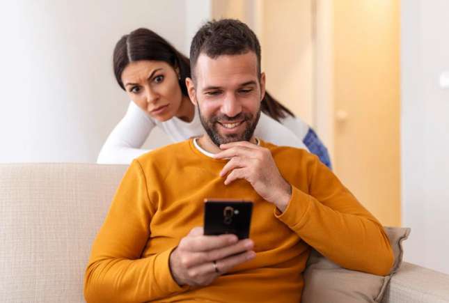 5 semne secrete că partenerul tău te spionează prin telefon