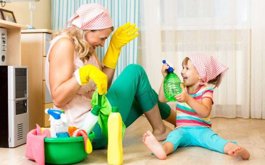 Cum să-ți convingi copilul să te ajute la curățenie