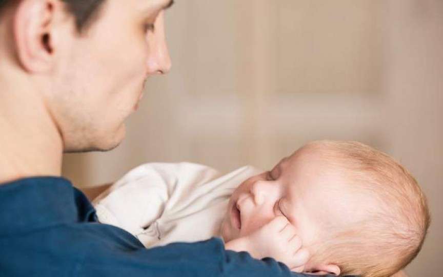 Familii care sparg stereotipuri: ea a revenit la job, el a rămas cu un bebe de două săptămâni acasă