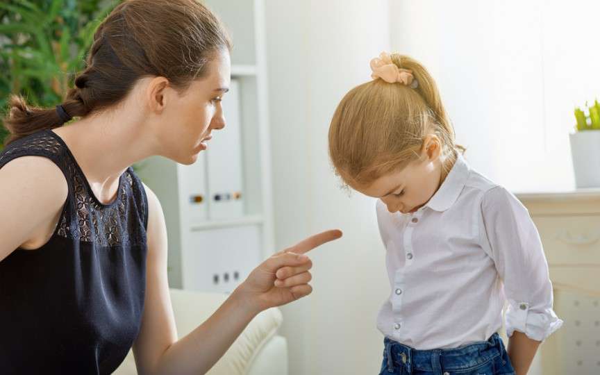 „Dacă greșești, Moș Crăciun nu-ți mai aduce daruri”, este fraza pe care nu trebuie să o spui unui copil