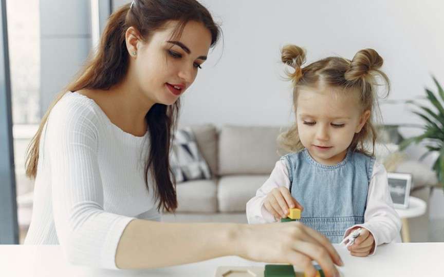 10 fraze Montessori pe care să le folosești în loc de banalul „Bravo!”