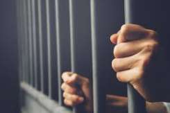 Un cuplu a fost condamnat pentru o crimă pe care nu a comis-o. După 27 de ani, ea a fost eliberată, dar el a murit în celulă