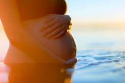 Imagini uluitoare: O mămică a născut în Oceanul Pacific