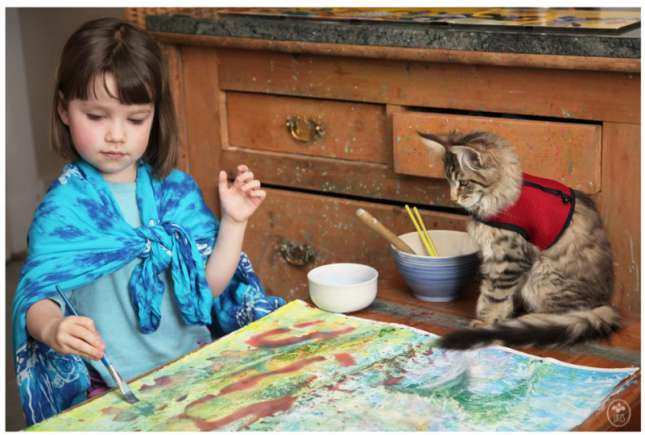 Povestea fetiţei pictoriţe care suferă de autism şi e ajutată de o pisică
