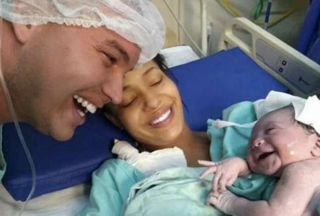 Momentul adorabil în care un bebeluș nou-născut recunoaște vocea tatălui, la prima lor întâlnire