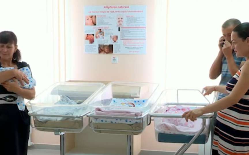 După 7 ani de așteptare au adus pe lume deodată 3 copii, concepuți natural