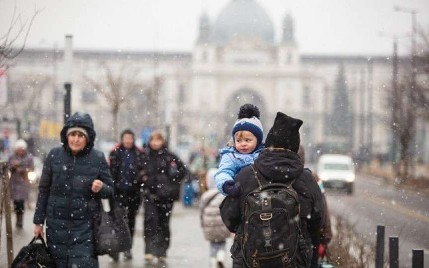 Îngeri printre noi: Un copil rămas orfan, părăsit în bezna unui subsol, găsește din nou lumina
