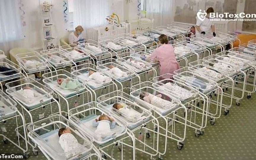 500 de bebeluși născuți de mame surogat au rămas blocați în Ucraina din cauza coronavirusului