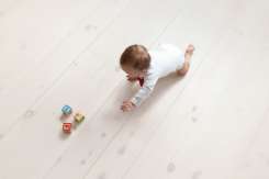 Cum spălăm podeaua în casa în care un bebeluș merge de-a bușilea