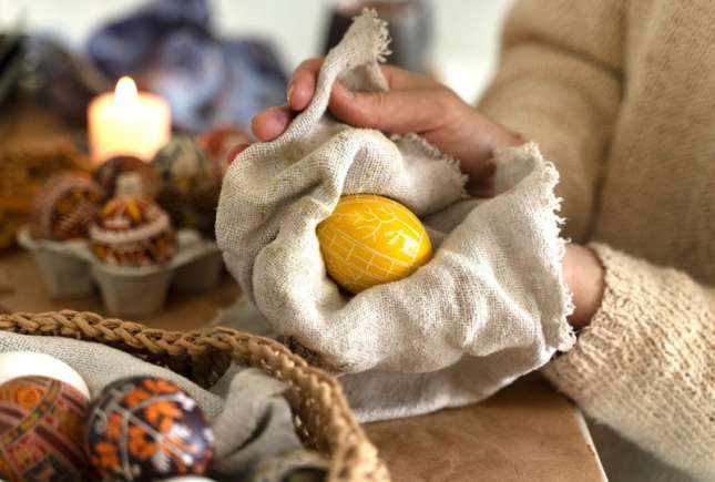 Cum să vopsești ouăle de Paște natural, cu ingrediente din bucătărie – fără vopsea chimică!