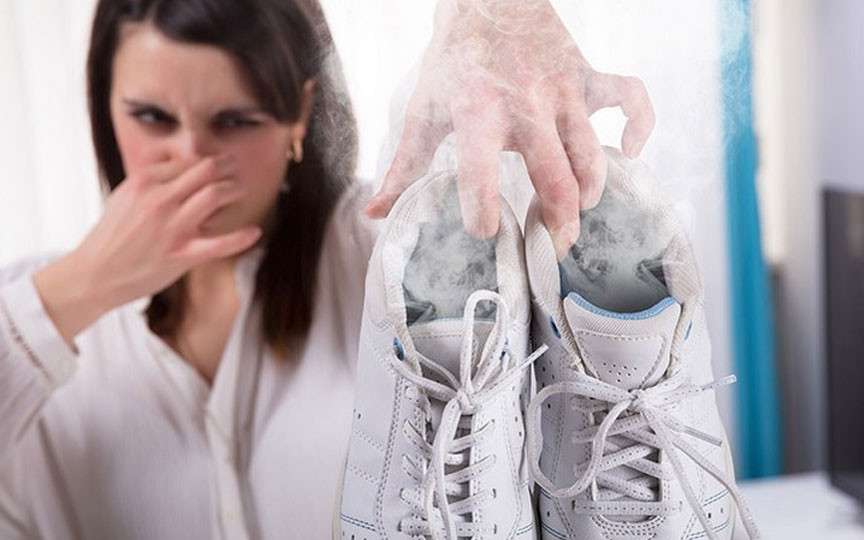 Cum scapi rapid de mirosul neplăcut din pantofi – metode sigure și eficiente