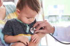 Cum să ajuți copilul să nu se teamă de injecții și medici: 4 metode eficiente