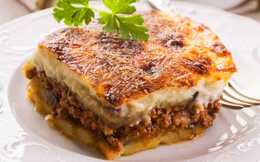 Musaca grecească cu vinete și carne – rețeta tradițională pas cu pas