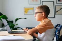 3 obiceiuri din copilărie care duc la probleme cu coloana – cum să le eviți