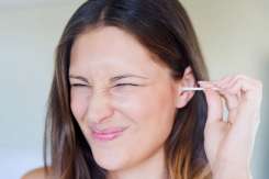 De ce sunt periculoase bețișoarele de urechi și fitosfăcile: avertismentul unui medic ORL