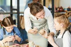 Cum să crești un copil creativ fără să-l suprasoliciți cu activități