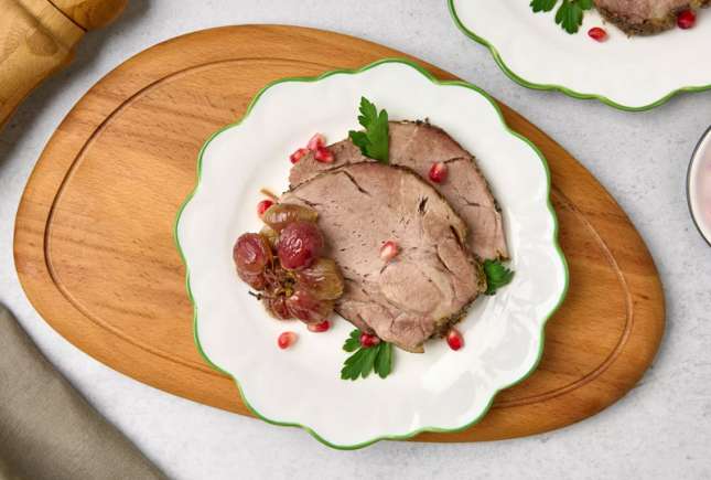 Friptură de porc cu struguri la cuptor – aromă fructată și carne fragedă