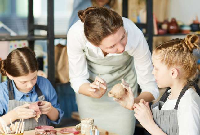 Cum să crești un copil creativ fără să-l suprasoliciți cu activități