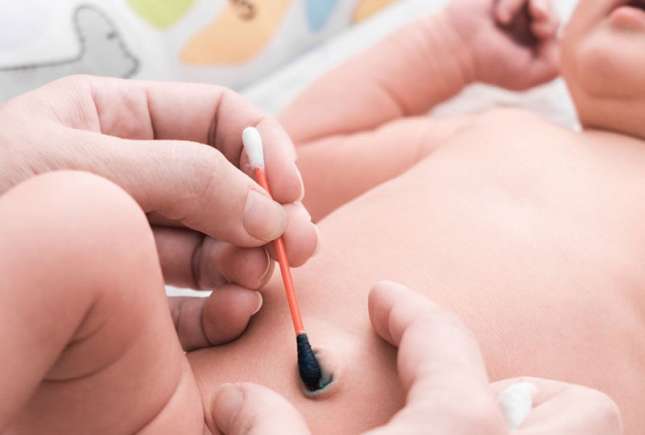 Îngrijirea corectă a bontului ombilical la nou-născut: sfaturi de la pediatri
