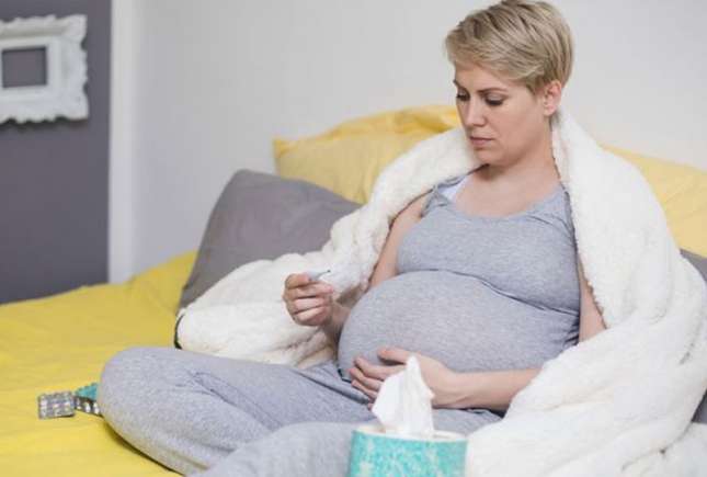 Febra și frisoanele în sarcină: cauze frecvente și afecțiuni grave la care să fii atentă