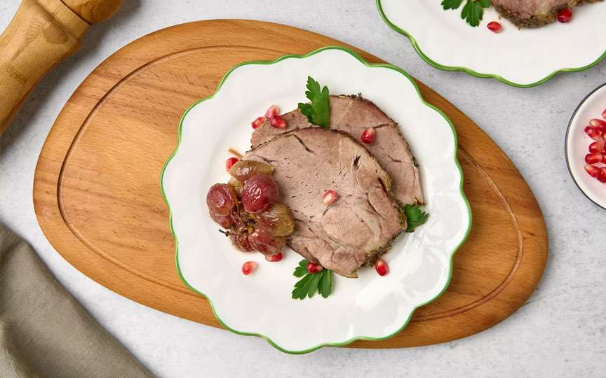 Friptură de porc cu struguri la cuptor – aromă fructată și carne fragedă