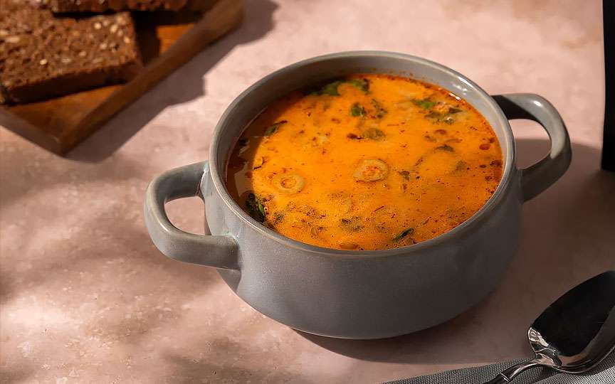 Supă consistentă cu măsline și năut – rețetă aromată cu lapte de cocos