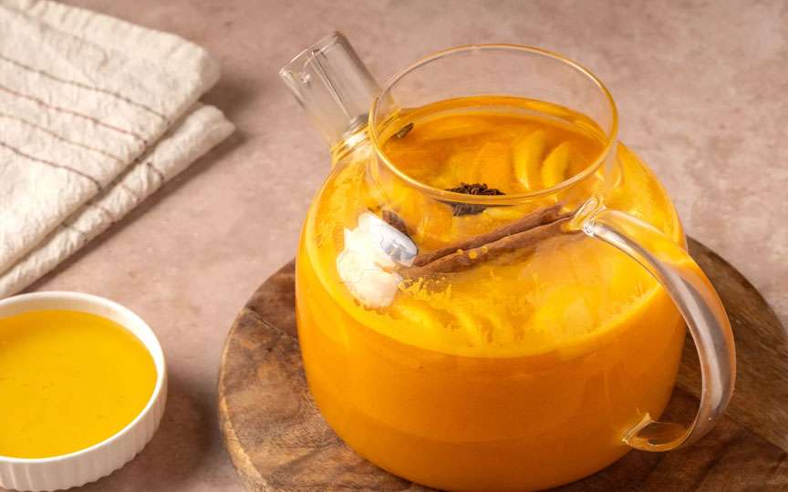 Ceai vitaminizant de cătină cu miere, ghimbir și scorțișoară – rețetă rapidă pentru zile reci