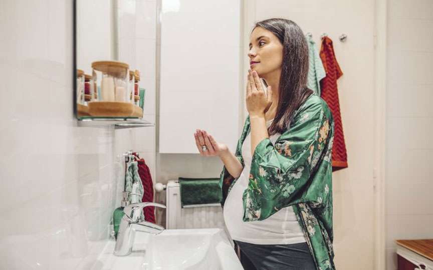 Îngrijirea pielii în sarcină: ingrediente sigure recomandate de dermatologi