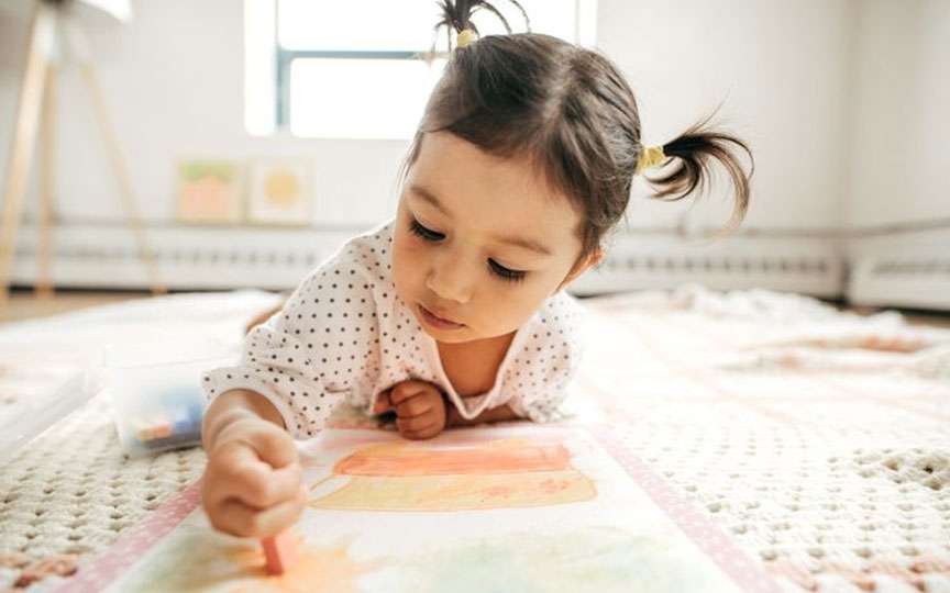 12 activități care stimulează dezvoltarea copilului mic – idei simple și eficiente