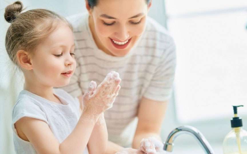 Boli pe care copiii le pot evita prin spălarea mâinilor. Soluții când lipsește săpunul la școală