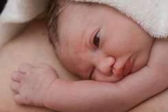 Contactul piele pe piele stimulează dezvoltarea creierului la prematuri