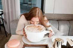 Câtă cafea poți consuma zilnic fără riscuri și ce trebuie să știi despre cofeină