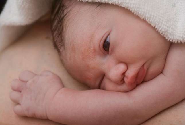 Contactul piele pe piele stimulează dezvoltarea creierului la prematuri