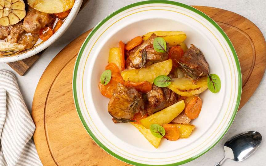 Carne la cuptor cu legume: rețeta fragedă și aromată pentru întreaga familie