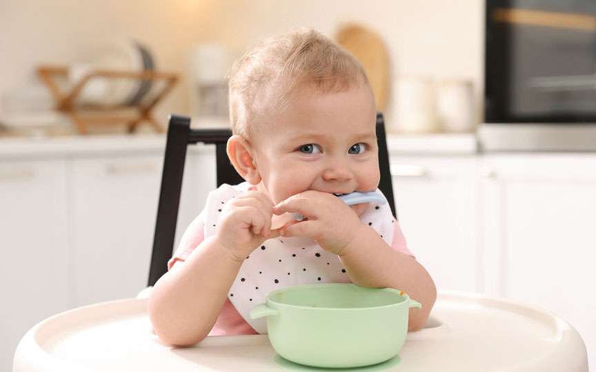 Când și cum să introduci laptele și lactatele la copii – recomandările pediatrilor din România și Moldova