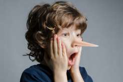 „Nu eu am făcut!”: de ce copilul minte și cum să reacționezi corect