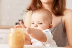 Introducerea proteinelor în alimentația bebelușului: ghid complet pentru diversificare fără stres