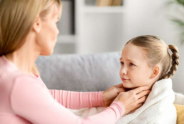 Umflătură pe gât la copil: cauze, diagnostic și când trebuie mers urgent la medic