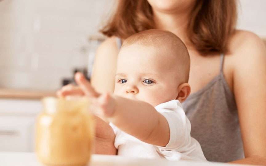 Introducerea proteinelor în alimentația bebelușului: ghid complet pentru diversificare fără stres