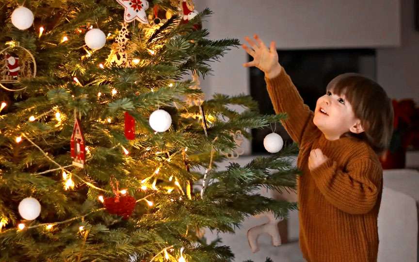Bradul de Crăciun și siguranța copiilor: cum să decorezi casa fără riscuri