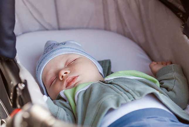 Când și cât timp este bine să ieși la plimbare cu nou-născutul după maternitate