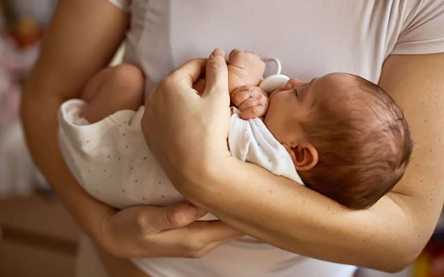 Cum dezveți copilul să adoarmă în brațe: sfaturi sigure și eficiente pentru părinți